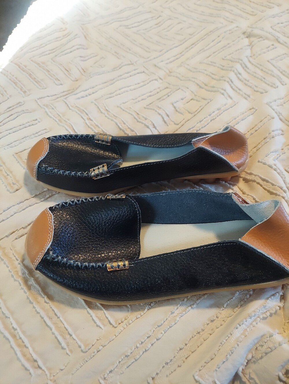 Faux Leather Pebbled Driving Moccasin Loafers Black Tan Trim Size 39 / 8-8.5